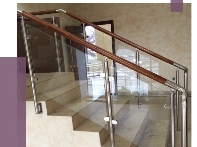 Комбинированные перила из металла и дерева в Новодвинске