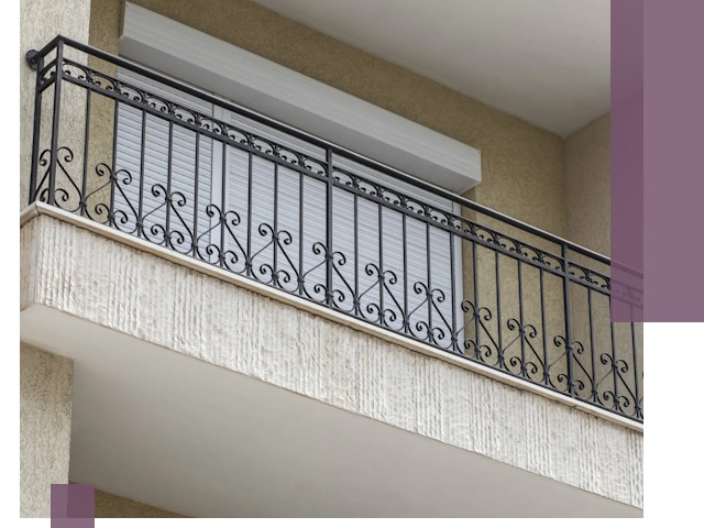 Балконные ограждения из металла и стекла в Новодвинске для домов