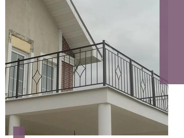 Изготовление балконных ограждений в Новодвинске из металла и стекла