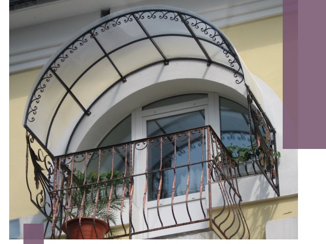 Козырьки над балконом в Новодвинске — изготовление и монтаж